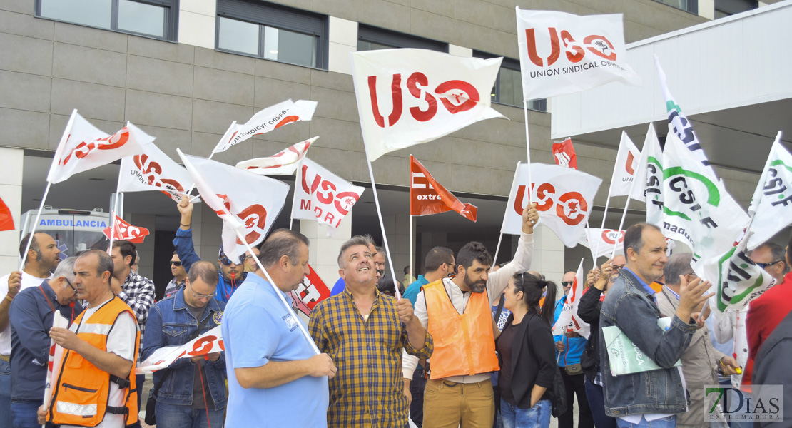 Concentración de los trabajadores de Tenorio frente al Universitario de Badajoz