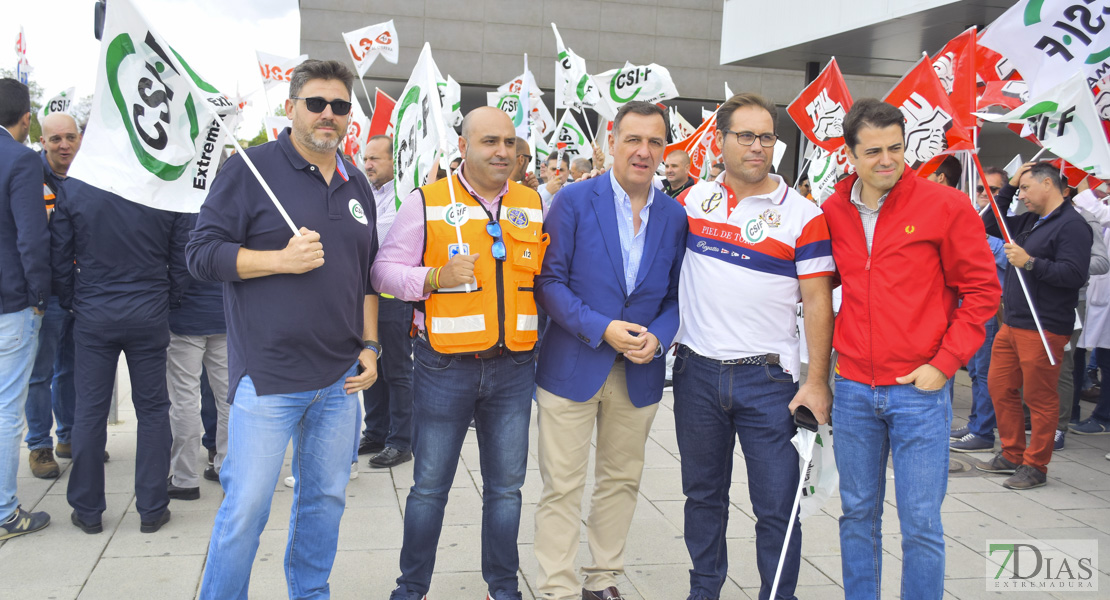 Concentración de los trabajadores de Tenorio frente al Universitario de Badajoz