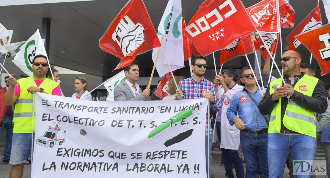 Concentración de los trabajadores de Tenorio frente al Universitario de Badajoz