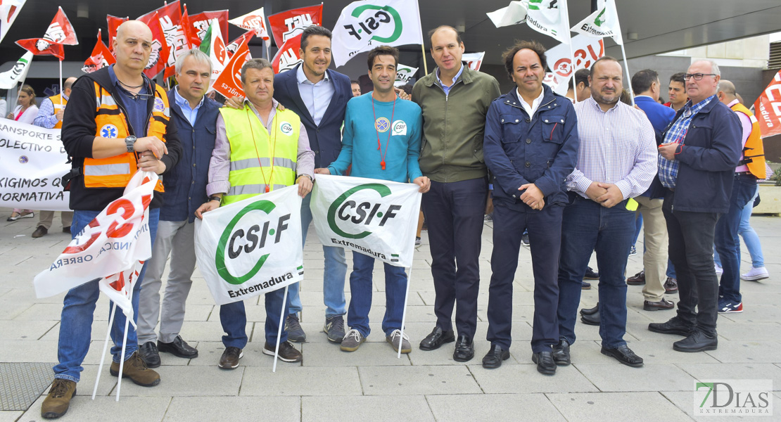 Concentración de los trabajadores de Tenorio frente al Universitario de Badajoz