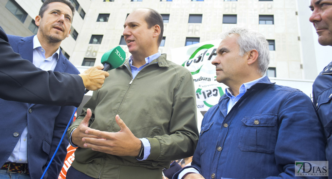 Concentración de los trabajadores de Tenorio frente al Universitario de Badajoz