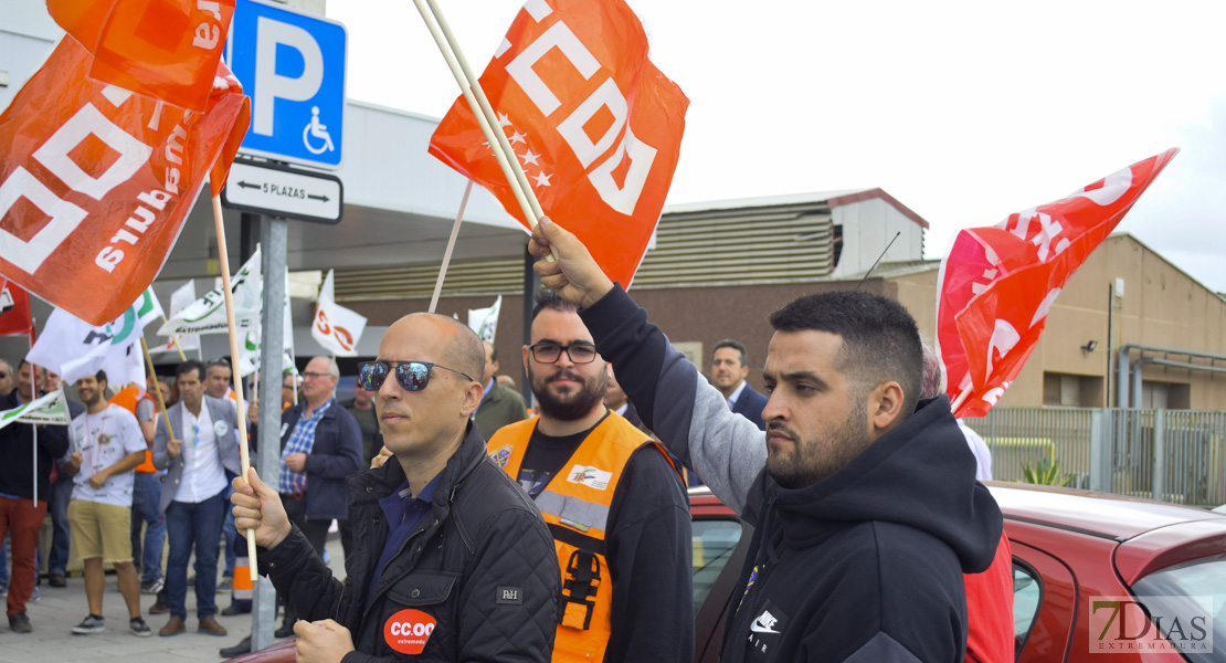 Concentración de los trabajadores de Tenorio frente al Universitario de Badajoz