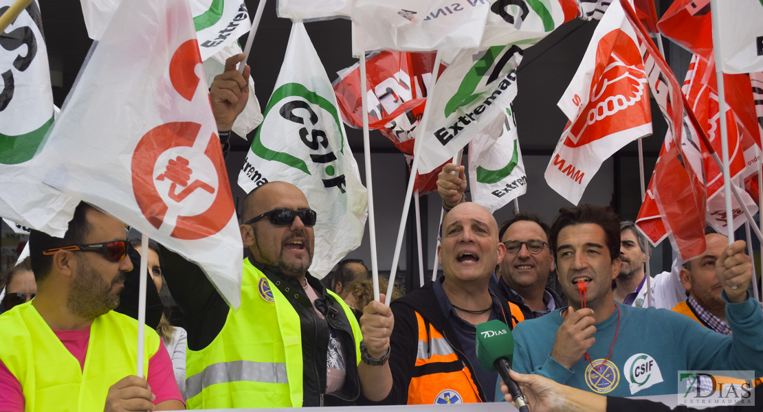 Concentración de los trabajadores de Tenorio frente al Universitario de Badajoz