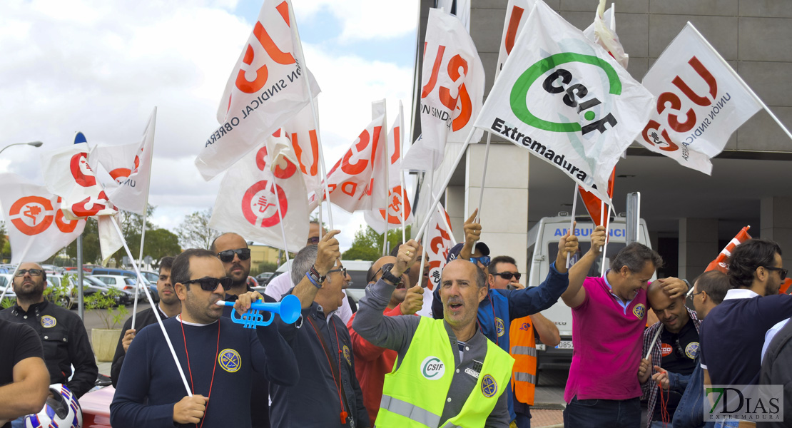 Concentración de los trabajadores de Tenorio frente al Universitario de Badajoz