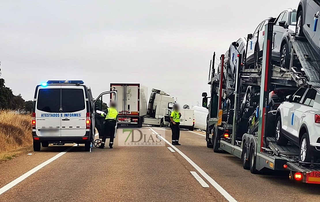 Queda atrapado en su vehículo tras sufrir un accidente en la carretera de Cáceres