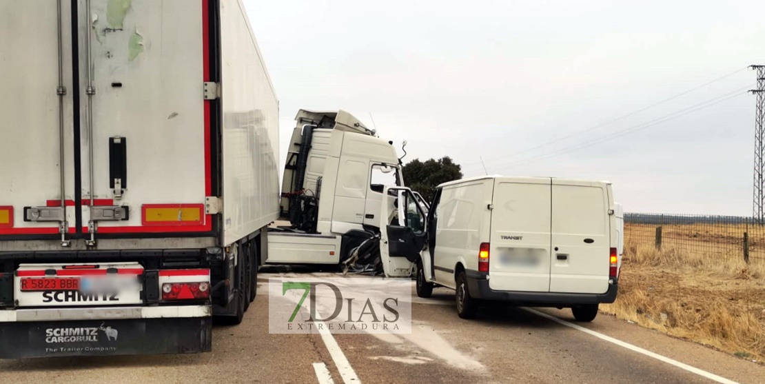 Queda atrapado en su vehículo tras sufrir un accidente en la carretera de Cáceres