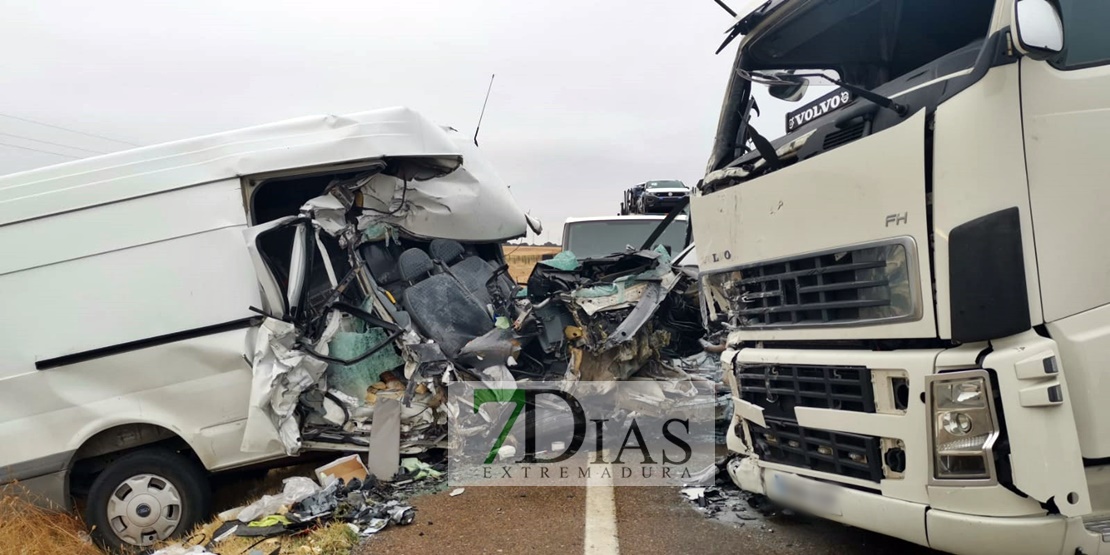 Queda atrapado en su vehículo tras sufrir un accidente en la carretera de Cáceres