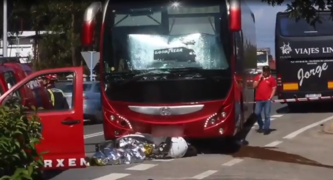 Fallece una motorista al colisionar con un autobús de origen pacense