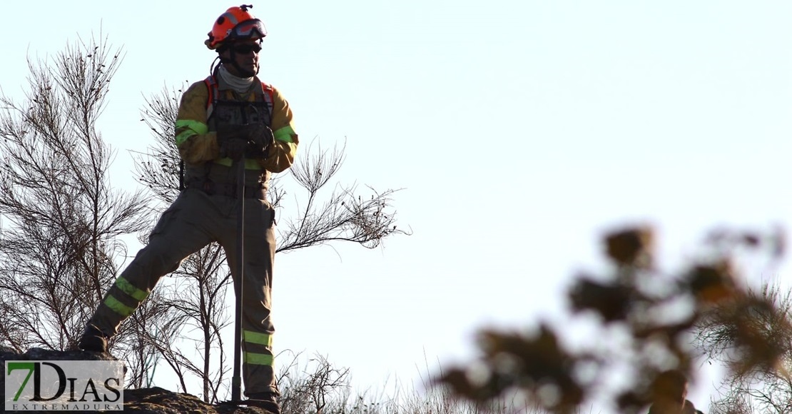 Emplean tres horas en extinguir un incendio en Valencia de Alcántara