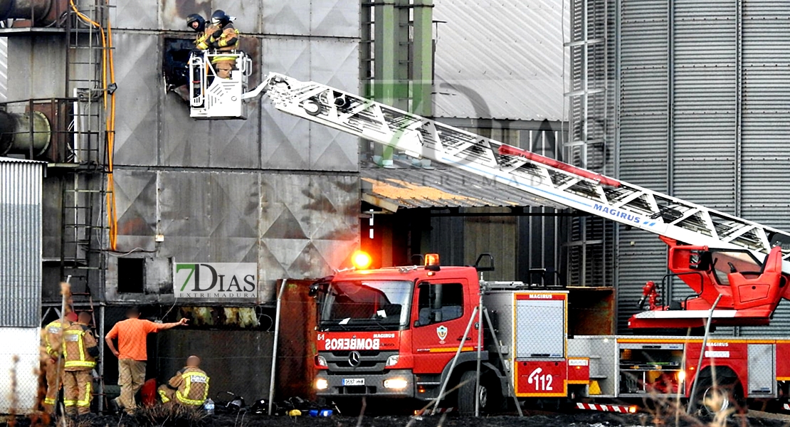 Los Bomberos intentan sofocar un incendio en la Cooperativa Agrícola de Gévora