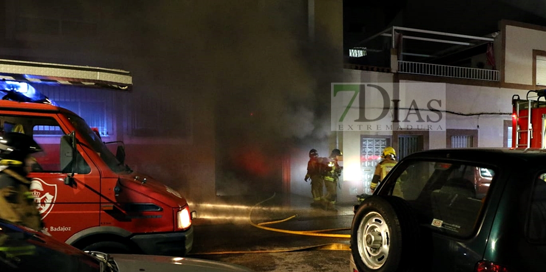 El incendio en un garaje comunitario alerta a los vecinos de San Roque (Badajoz)