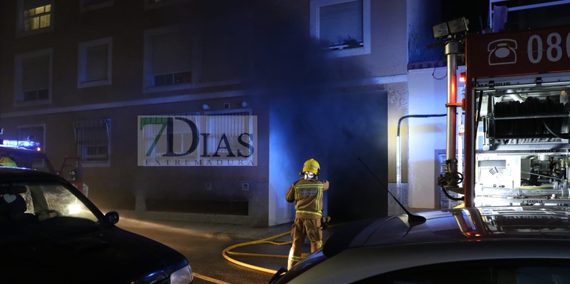 El incendio en un garaje comunitario alerta a los vecinos de San Roque (Badajoz)