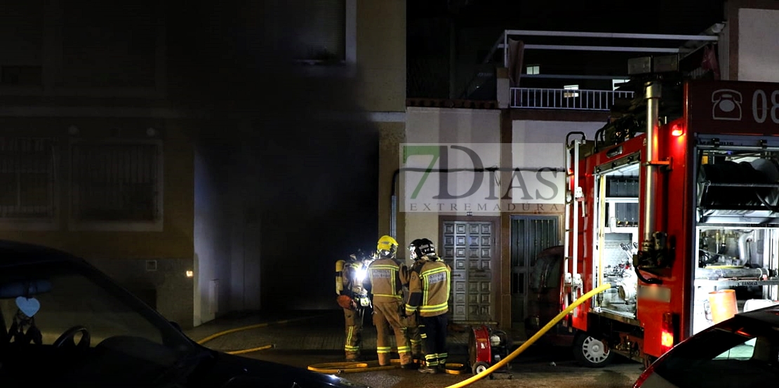 El incendio en un garaje comunitario alerta a los vecinos de San Roque (Badajoz)