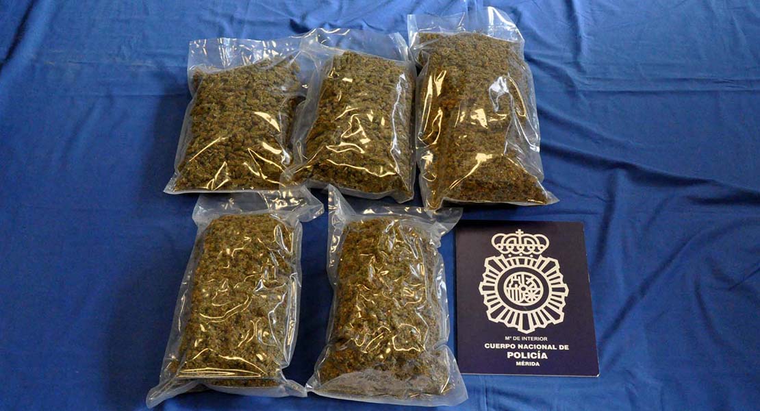 Detenidos a la salida de Mérida dos hombres con más de 5 kilos de marihuana en el coche