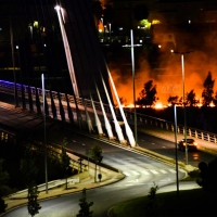 Se incendia una isleta cercana al Puente Real de Badajoz