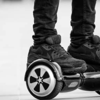 Comienza una huida en patinete eléctrico y es interceptado en un parque de Badajoz