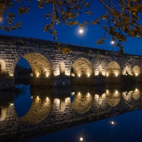 Comienza a instalarse la iluminación artística del puente romano de Mérida