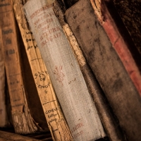 La Biblioteca Pública de Cáceres exhibe la exposición ‘Libros en pergamino y papel restaurado’