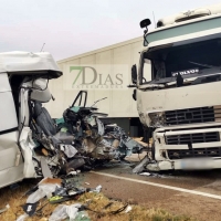 Grave accidente de tráfico con atrapado en la carretera de Cáceres