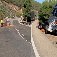 Accidente en la N-430 de un camión cargado con bombonas de butano