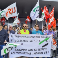 Los trabajadores de Ambulancias Tenorio se concentran este lunes ante la residencia de Vara