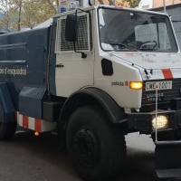 Los Mossos estrenan la tanqueta de agua a presión para abrirse paso en los disturbios de Barcelona