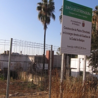 Maquinaria en marcha y sin árboles, así luce el solar para la piscina de la margen derecha del Guadiana