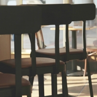Detenidos por robar 20 sillas de la terraza de un restaurante de Badajoz
