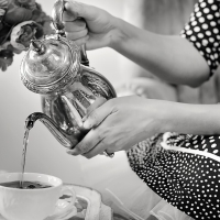 Sus familiares la agreden con hachas por negarse a servir el té