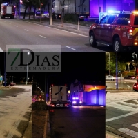 Bomberos y Policía actúan en un vertido de tráiler en Badajoz