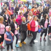Badajoz, con el permiso de la lluvia, vuelve a mostrar su solidaridad contra el cáncer de mama