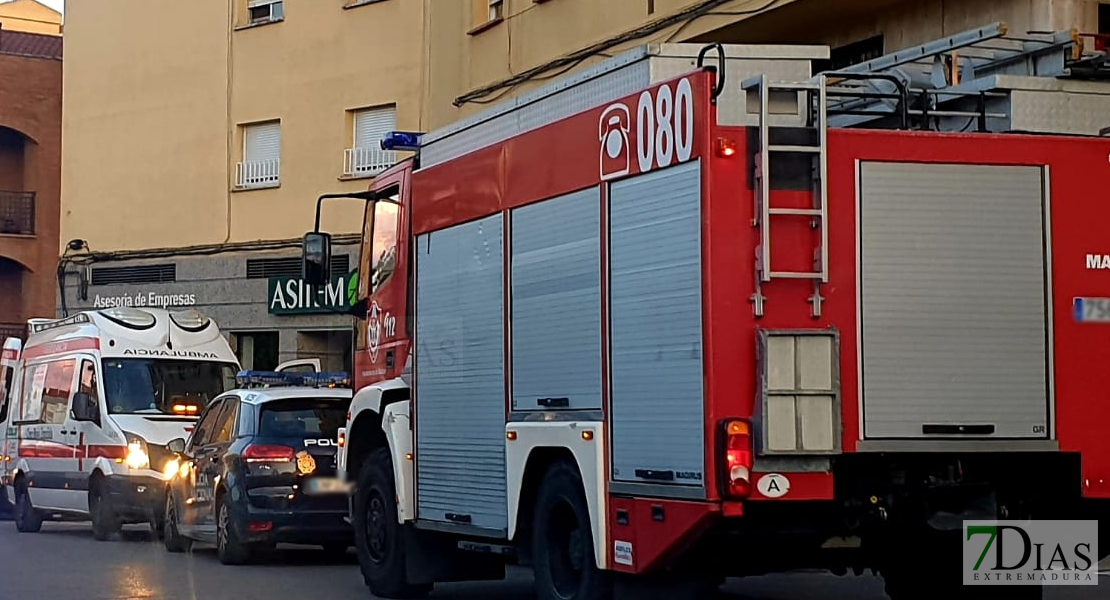 Rescatan a un hombre que se había desplomado del interior de un local