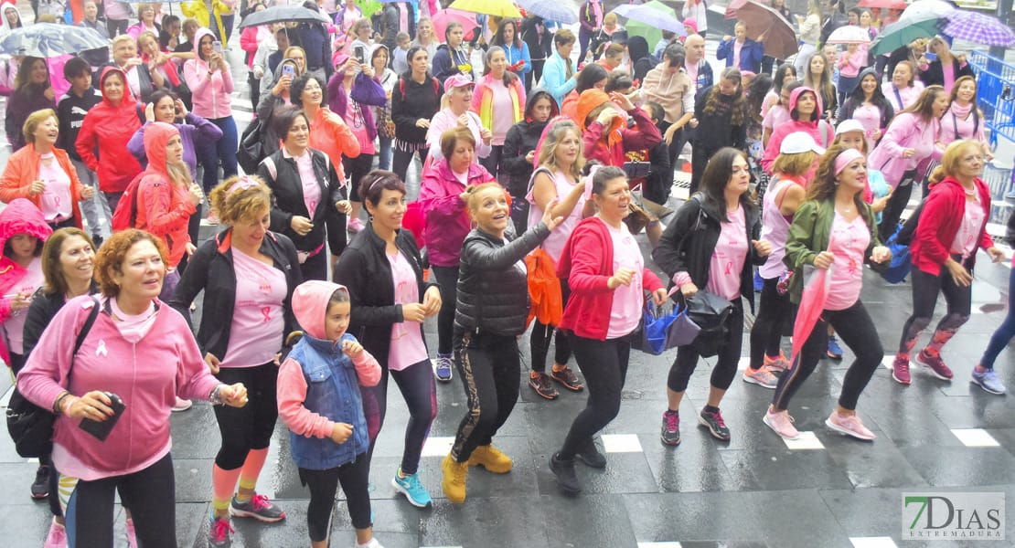 Badajoz, con el permiso de la lluvia, vuelve a mostrar su solidaridad contra el cáncer de mama