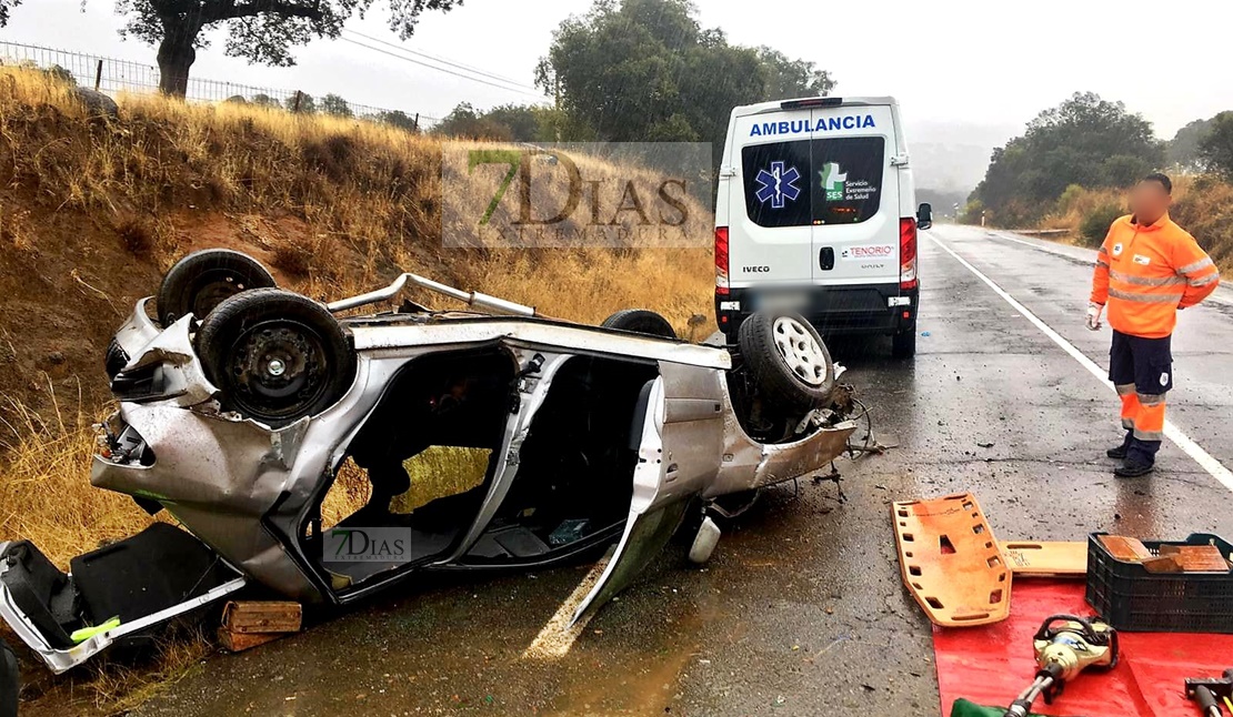 Accidente de tráfico con atrapado en la carretera EX-112