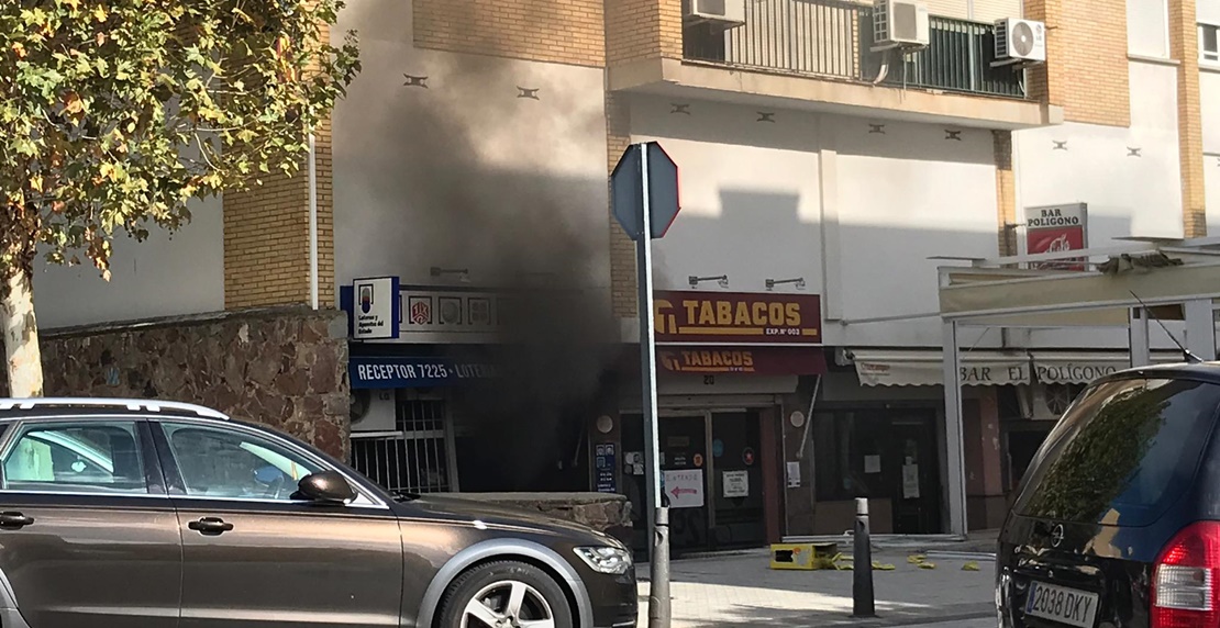 Policía Local y Bomberos actúan en una deflagración de un estanco en obras en Mérida