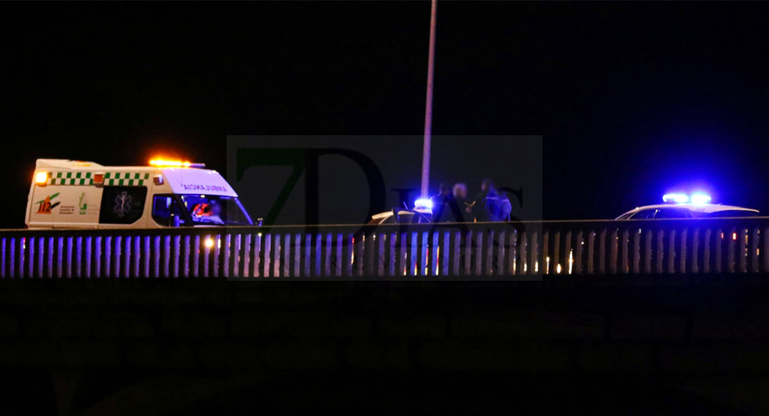 Agentes de la Policía Nacional evitan que un joven se precipite desde el Puente de la Universidad