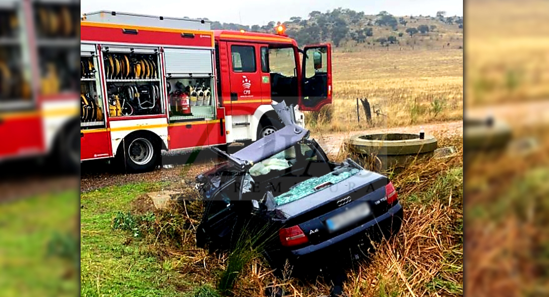 Dos atrapados en un grave accidente entre Santa Amalia y Medellín