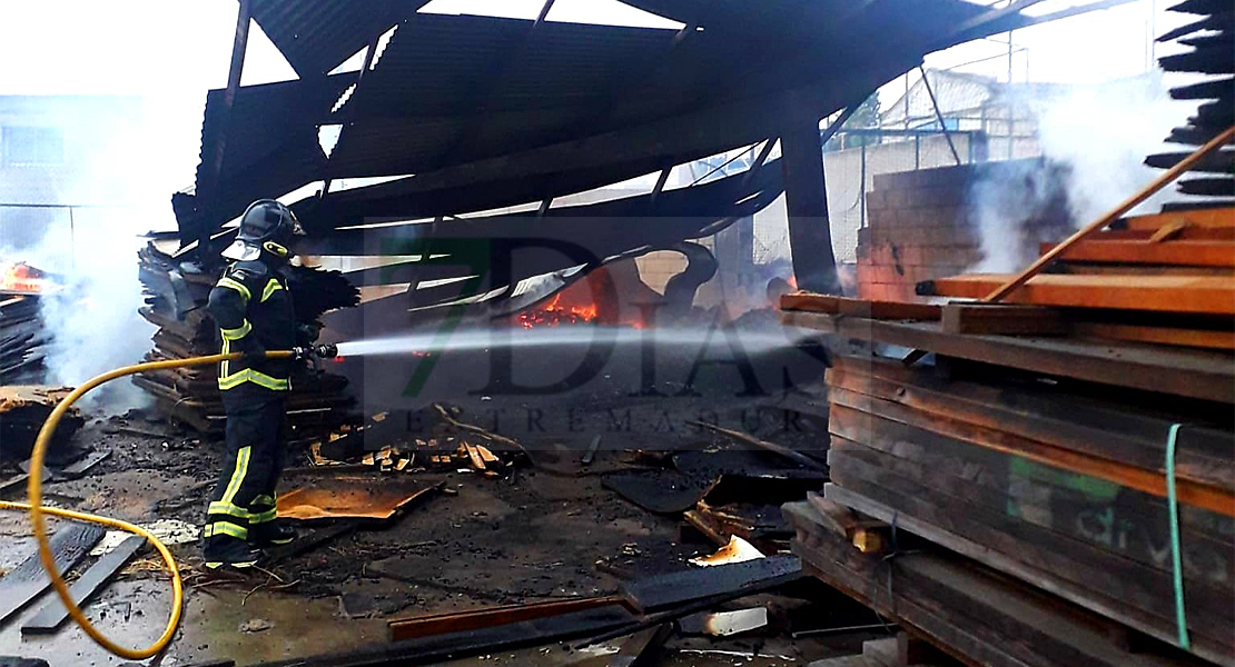 Toneladas de madera arden en una nave de carpintería de Guareña