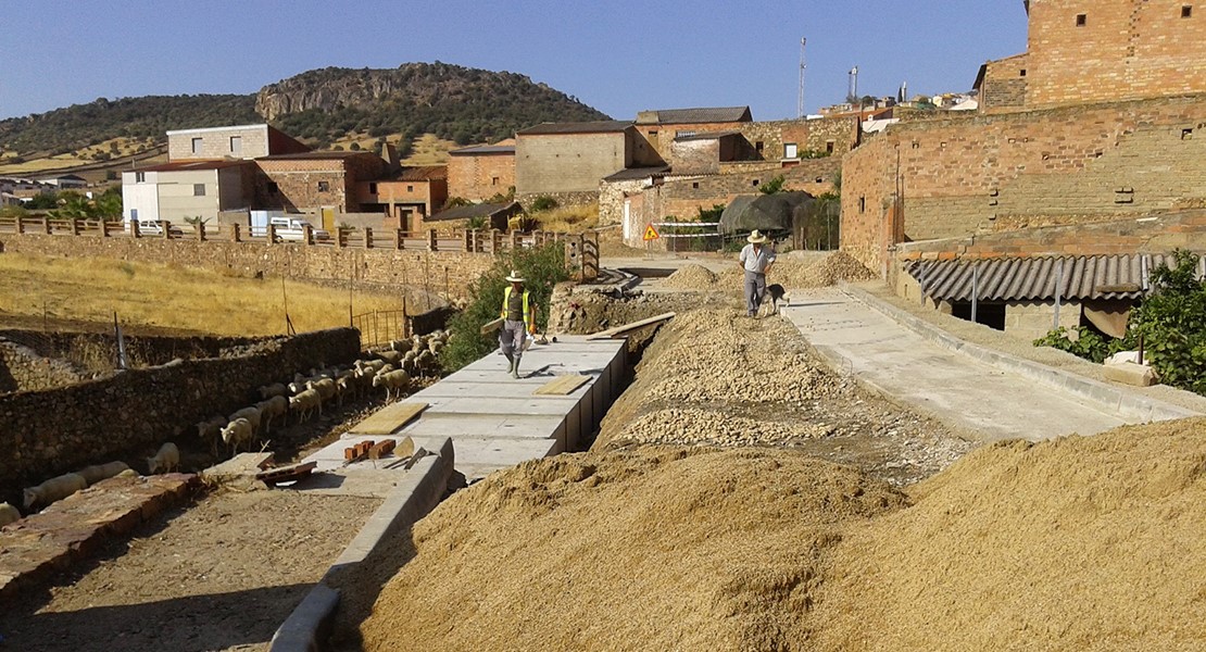 La Diputación de Badajoz reconstruye el colector general dañado en Peñalsordo