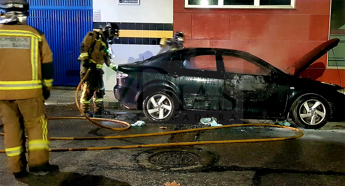 Aparecen otros dos coches ardiendo durante la noche en Badajoz