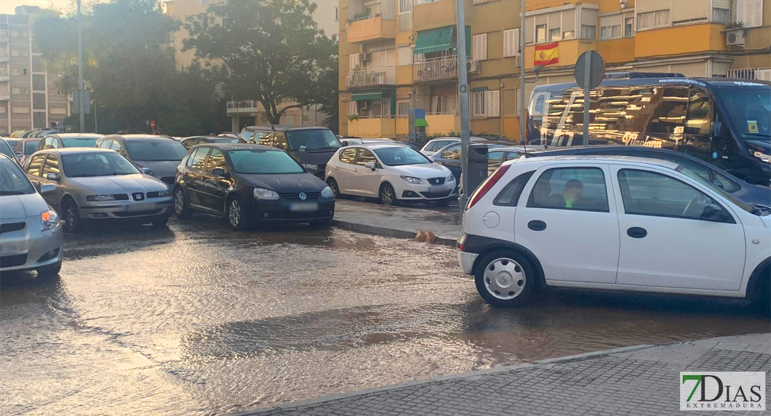 Reventón de cañerías cerca del colegio Piloto Guadiana