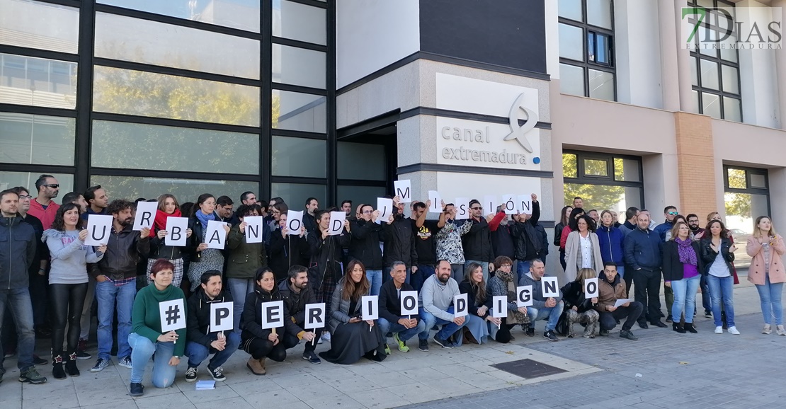 Los trabajadores de Canal Extremadura se concentran para exigir el cese de Urbano García