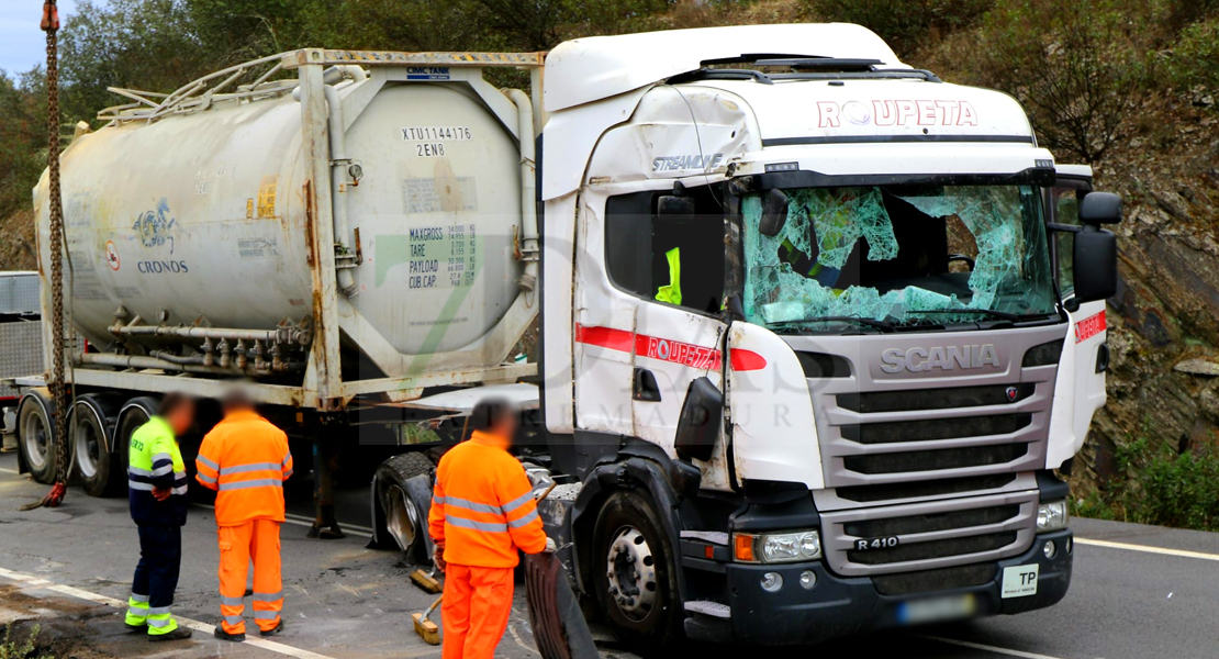 Cortan la EX-112 por el accidente de un tráiler