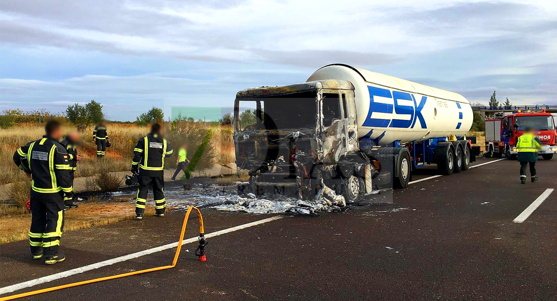 Arde un camión de mercancías peligrosas en la A-66