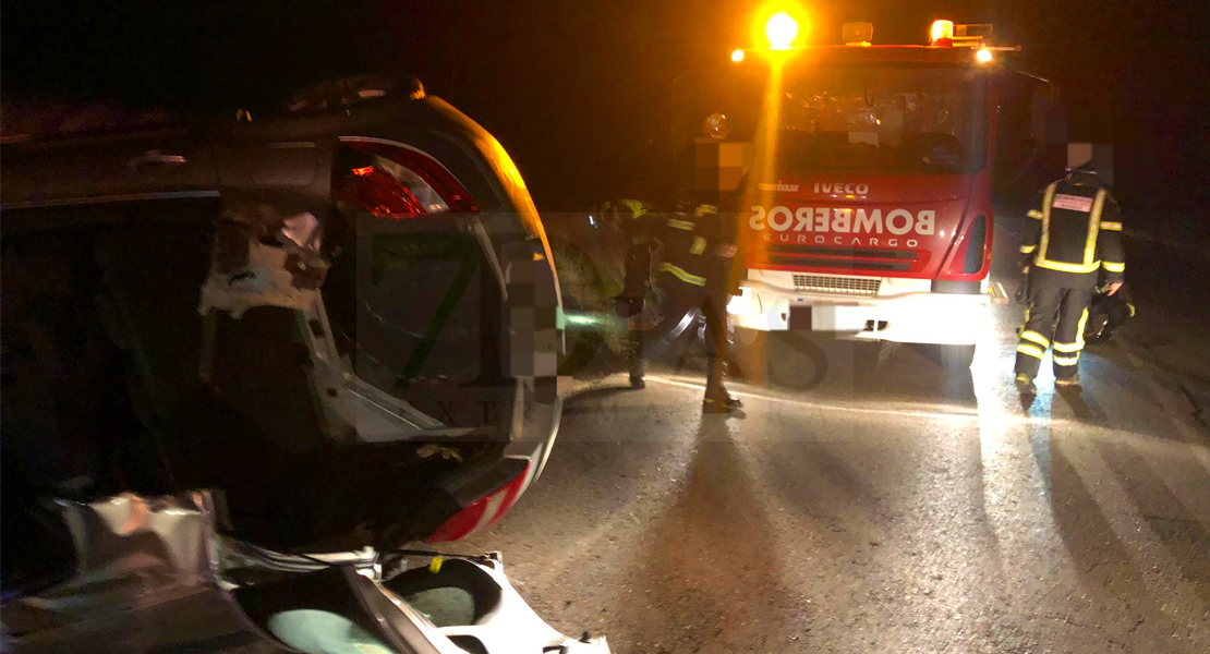 Una mujer queda atrapada en su coche tras sufrir un accidente en la EX-432