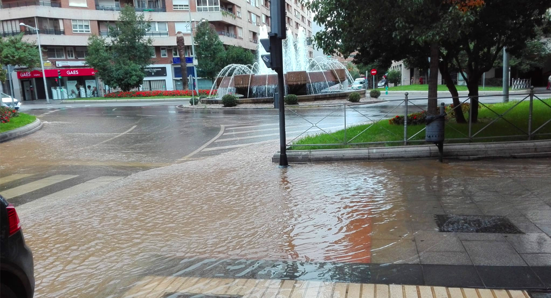 Reventón de tuberías en la avenida Fernando Calzadilla de Badajoz