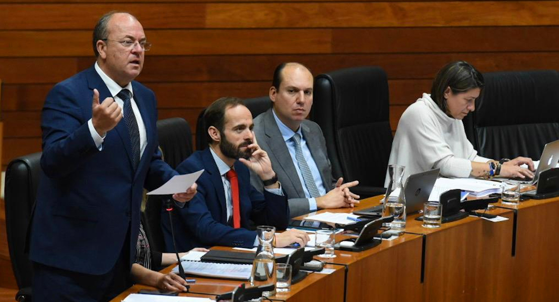 Monago advierte a Vara de que la emigración desangra la región y no se arregla con ocurrencias