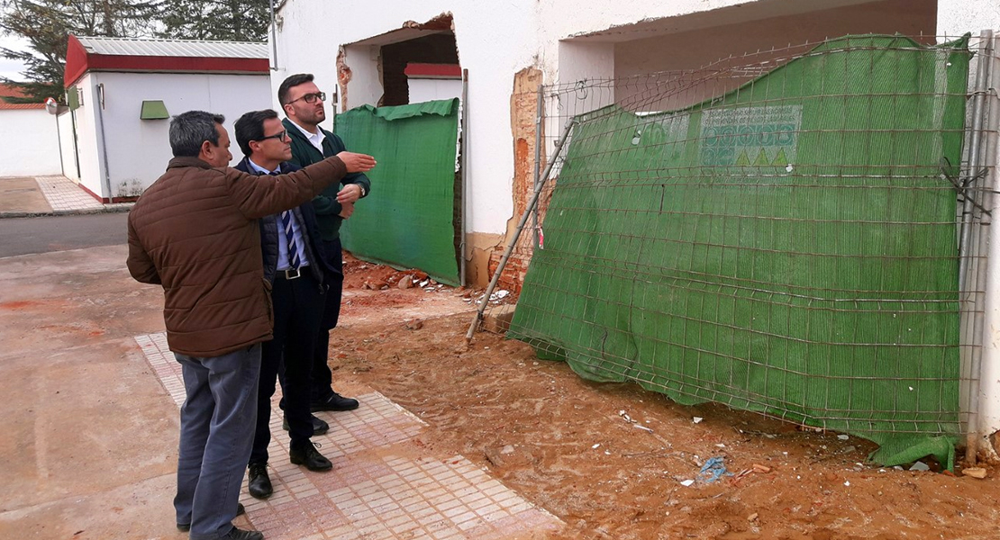 El presidente de la Diputación de Badajoz visita varias obras en Valdivia