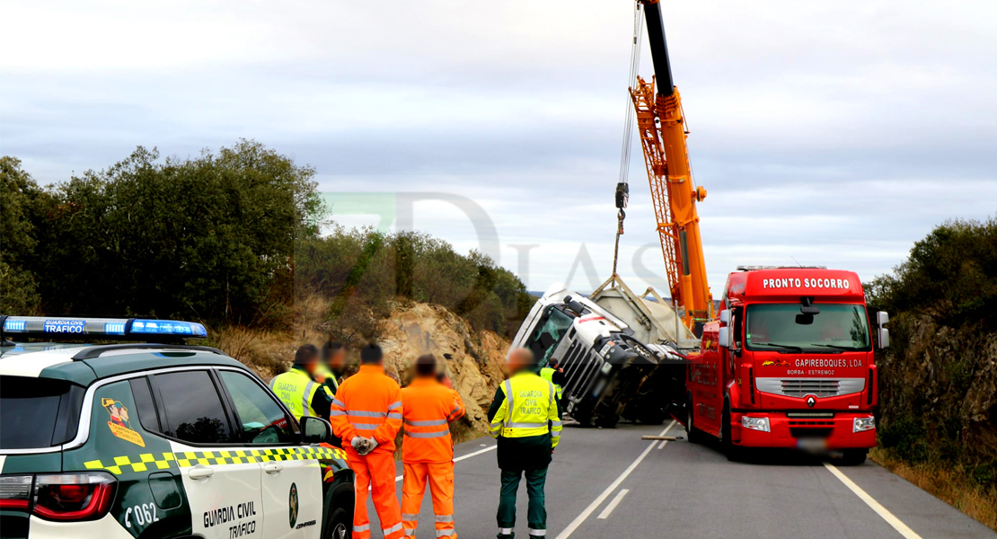 Cortan la EX-112 por el accidente de un tráiler