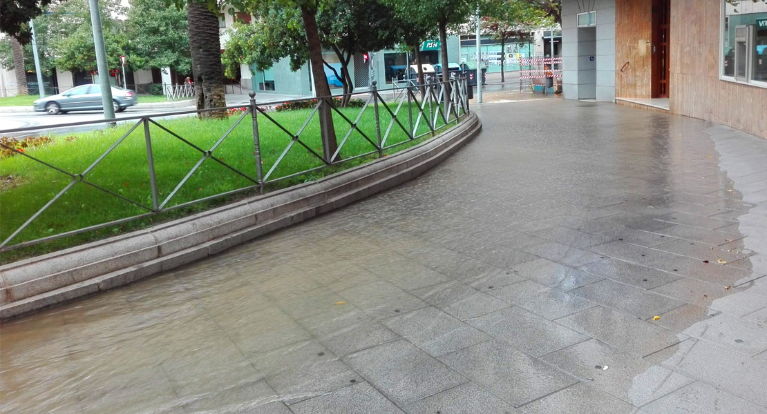 Reventón de tuberías en la avenida Fernando Calzadilla de Badajoz